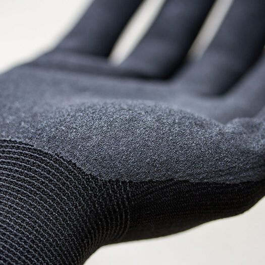 Close- up van de molotow beschermende handschoenen in het zwart. Ze geven optimale bescherming en zijn perfect voor het gebruik bij graffiti en streetart, omdat ze de handen beschermen tegen spray paint.