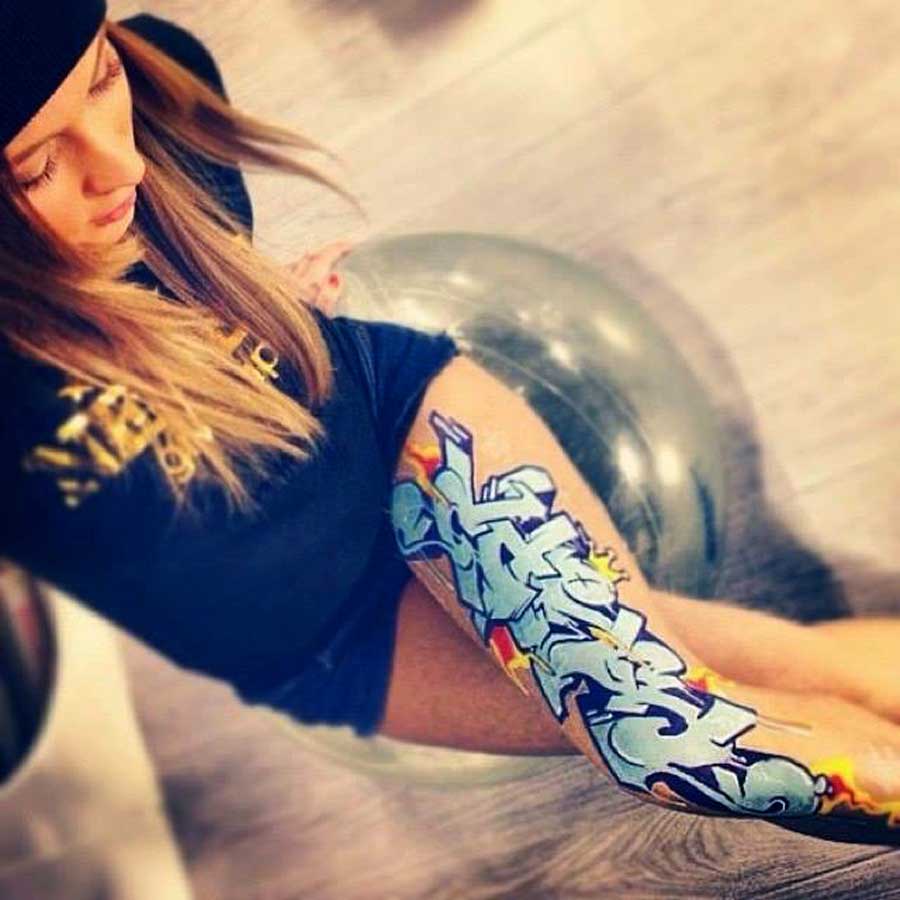 Graffiti body paint on legs by ches