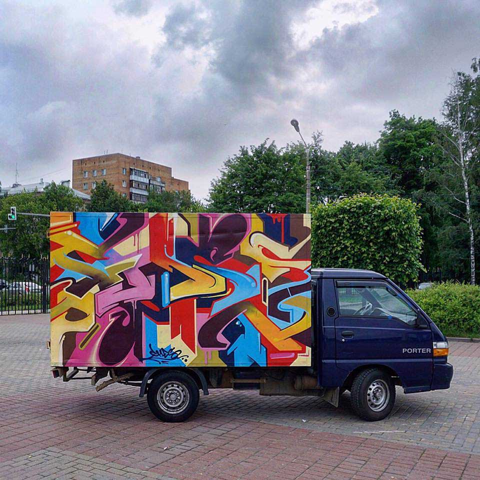 Graffiti piece on van 